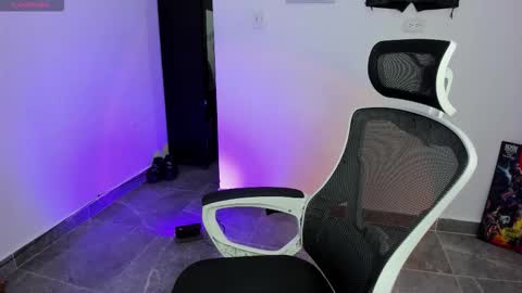 Snapshot of tokyo_uwu chatting on 10.10.25 sofi 3 online show from 10.10.25