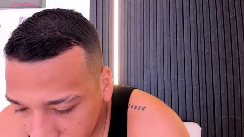 Tom muscle1 online show from 10.10.25