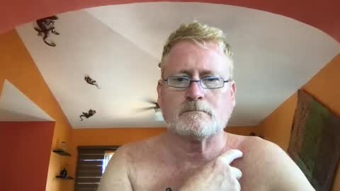 Snapshot of tomascausa chatting on 09.24.25 Hola online show from 09.24.25