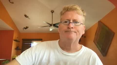 Snapshot of tomascausa chatting on 10.27.25 Hola online show from 10.27.25