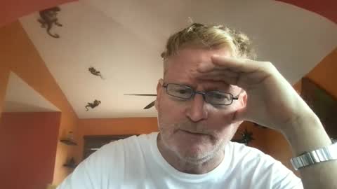 Snapshot of tomascausa chatting on 12.03.25 Hola online show from 12.03.25