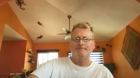 Snapshot of tomascausa chatting on 04.15.26 Hola online show from 04.15.26