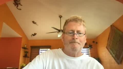 Snapshot of tomascausa chatting on 06.15.26 Hola online show from 06.15.26