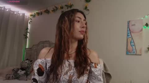 Snapshot of tomoe_b chatting on 11.23.25 leyla online show from 11.23.25