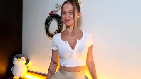 Snapshot of tootightwithbra chatting on 12.21.24 Kira online show from 12.21.24