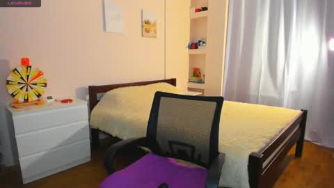 Snapshot of toxic_lina chatting on 12.19.25 Ellina online show from 12.19.25