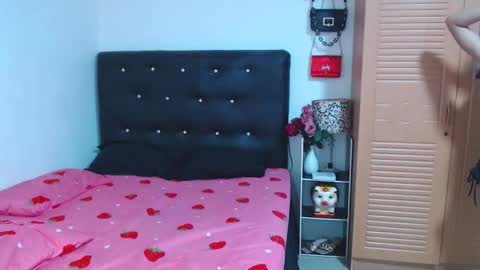 Snapshot of tremendousstephanie chatting on 10.28.25 STEPHANiE online show from 10.28.25