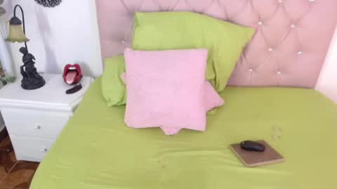 triana_crimson online show from 02.01.25