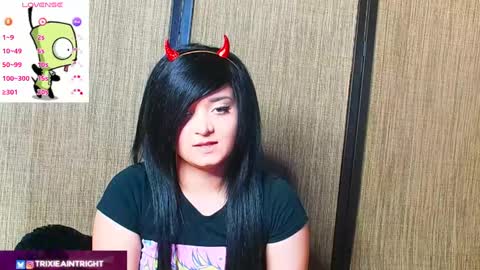 Snapshot of trixiedoescamcam chatting on 10.04.25 trixiedoescamcam online show from 10.04.25