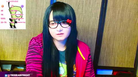 Snapshot of trixiedoescamcam chatting on 10.21.25 trixiedoescamcam online show from 10.21.25