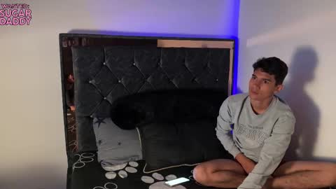 Snapshot of troye_lex chatting on 09.17.25 troye_lex online show from 09.17.25