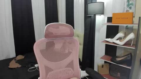 Snapshot of tsuncutrhein chatting on 10.30.25 tsuncutrhein online show from 10.30.25