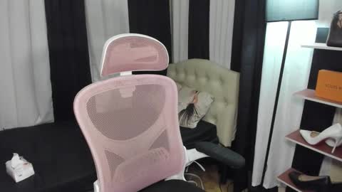 Snapshot of tsuncutrhein chatting on 11.17.25 tsuncutrhein online show from 11.17.25