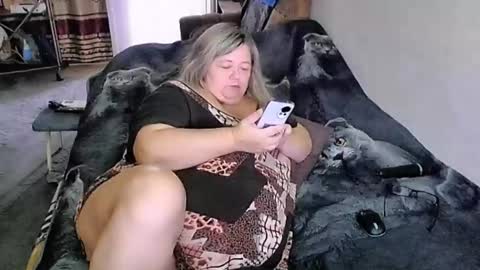 Snapshot of tviks chatting on 09.30.25 Lana online show from 09.30.25