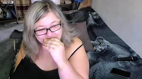 Snapshot of tviks chatting on 10.02.25 Lana online show from 10.02.25