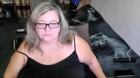 Snapshot of tviks chatting on 10.08.25 Lana online show from 10.08.25