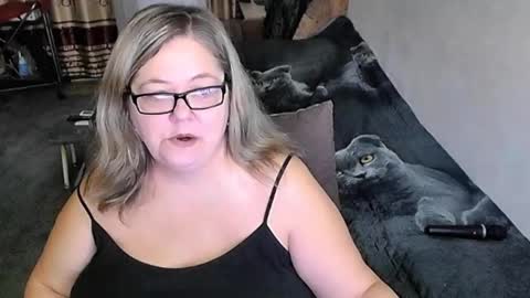 Snapshot of tviks chatting on 10.14.25 Lana online show from 10.14.25