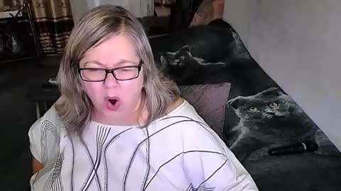 Snapshot of tviks chatting on 10.25.25 Lana online show from 10.25.25