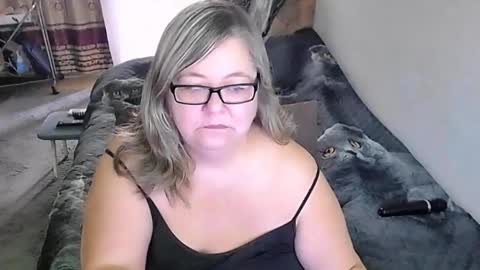 Snapshot of tviks chatting on 11.04.25 Lana online show from 11.04.25