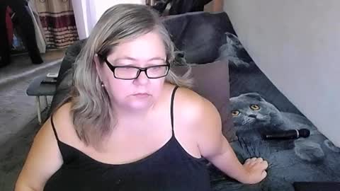 Snapshot of tviks chatting on 11.12.25 Lana online show from 11.12.25