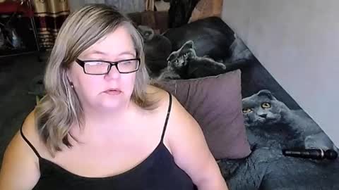 Snapshot of tviks chatting on 11.13.25 Lana online show from 11.13.25