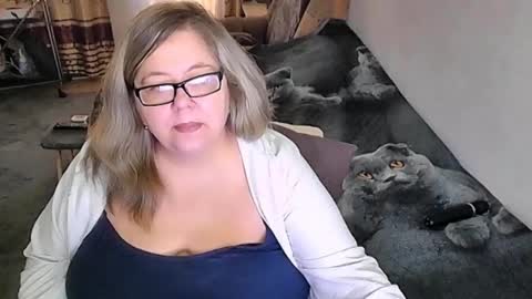 Snapshot of tviks chatting on 11.16.25 Lana online show from 11.16.25