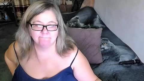 Snapshot of tviks chatting on 11.16.25 Lana online show from 11.16.25