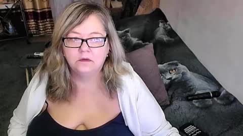 Snapshot of tviks chatting on 11.18.25 Lana online show from 11.18.25