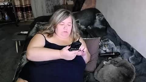 Snapshot of tviks chatting on 11.21.25 Lana online show from 11.21.25