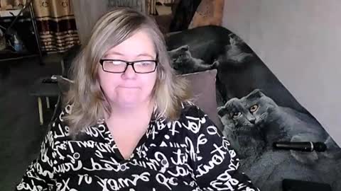 Snapshot of tviks chatting on 11.25.25 Lana online show from 11.25.25