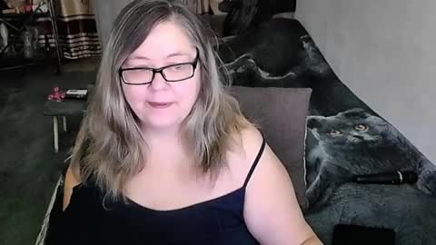 Snapshot of tviks chatting on 04.12.26 Lana online show from 04.12.26