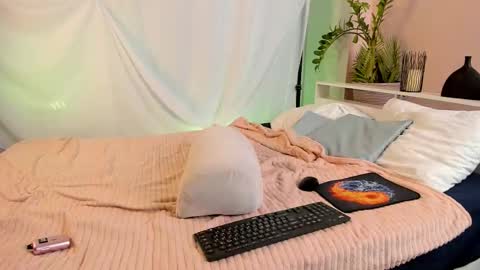 Snapshot of twelveeek chatting on 02.06.26 Angus online show from 02.06.26