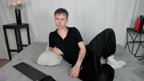 Snapshot of twelveeek chatting on 03.18.26 Angus online show from 03.18.26