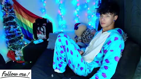 Snapshot of twink_sebas_ chatting on 12.29.24 Bad boy sebastian online show from 12.29.24