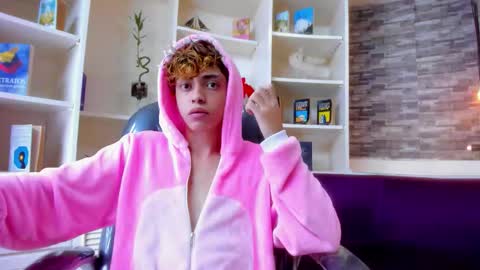 Snapshot of twinkk_guyy chatting on 11.23.25 twinkk_guyy online show from 11.23.25