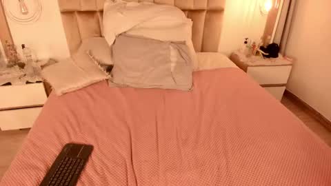 Twiggy online show from 02.04.25