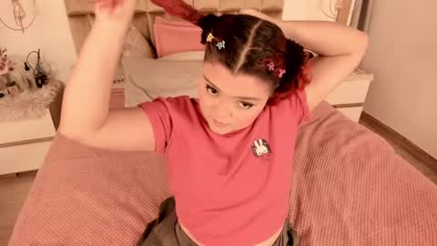 Twiggy online show from 02.16.25