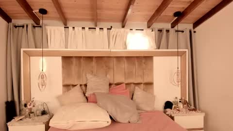 Twiggy online show from 02.20.25