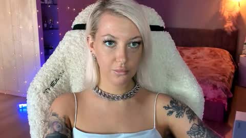 Snapshot of tykioty_miley chatting on 10.11.25 Miley online show from 10.11.25