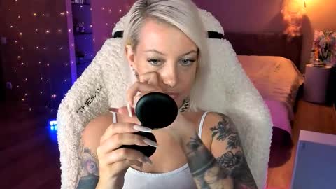 Snapshot of tykioty_miley chatting on 10.20.25 Miley online show from 10.20.25