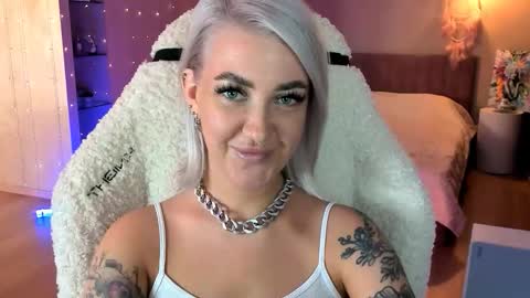 Snapshot of tykioty_miley chatting on 10.25.25 Miley online show from 10.25.25