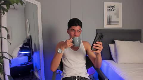 Snapshot of tyler_fox_ chatting on 10.12.25 Tyler Fox online show from 10.12.25