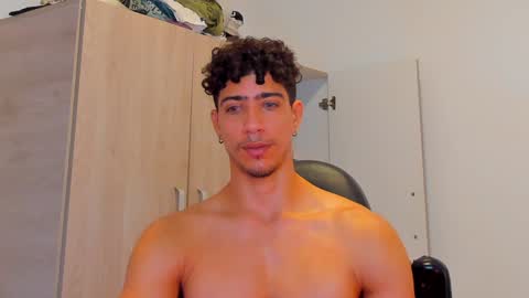 Snapshot of tyler_lautners chatting on 12.01.24 online show from 12.01.24