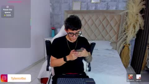 Snapshot of tylercross_ chatting on 04.05.26 Tyler online show from 04.05.26