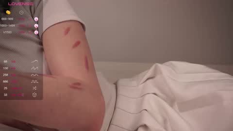 Snapshot of udelaborom chatting on 02.19.25 Lili online show from 02.19.25