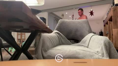 Snapshot of ueberdruck01 chatting on 12.17.25 ueberdruck01 online show from 12.17.25