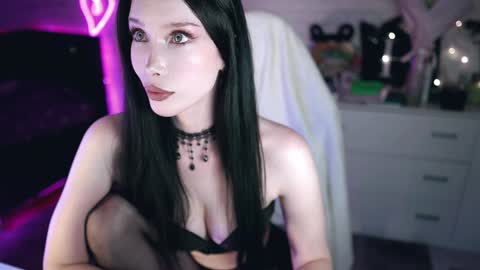 Snapshot of uindi chatting on 01.08.25 Izzy online show from 01.08.25