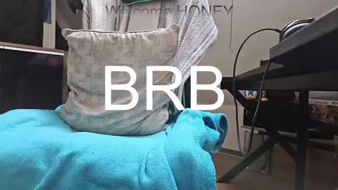 Snapshot of ultraunique chatting on 10.24.25 Mr. Mrs. Smith online show from 10.24.25