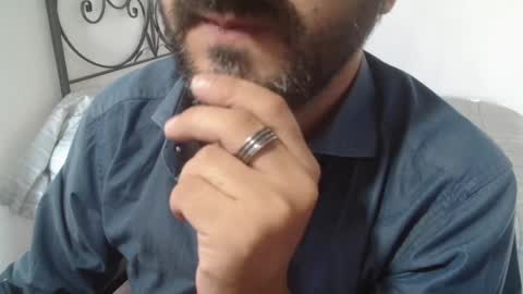 Snapshot of under_thedesk chatting on 10.01.25 Giov online show from 10.01.25