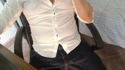 Snapshot of under_thedesk chatting on 11.01.25 Giov online show from 11.01.25